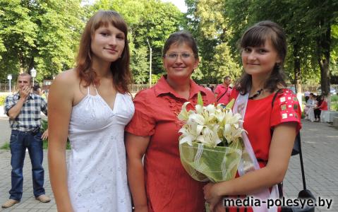 Выпускница Наталья с родными