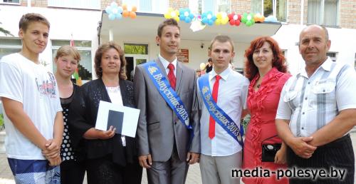 Выпускники Иван и Павел с родными