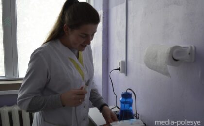 Алеся Наварич демонстрирует скалер – аппарат, при помощи которого животным удалят камень с зубов
