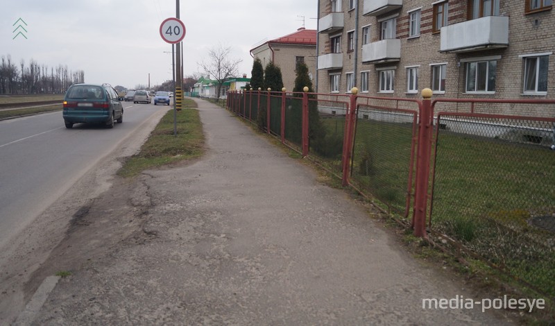 Вот в этом месте опасный поворот, несколько машин уже не раз ровняли забор. А коммунальные службы не реагируют