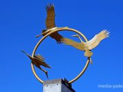 Аисты парят над пинским мостом