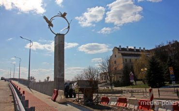 Раньше на этом месте была стилизованная металлическая ладья с надписью «Пінск 1097», её перенесли на другую сторону моста