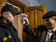 Адвокаты в судах начали измерять температуру у присутствующих в зале заседаний. Фото tut.by