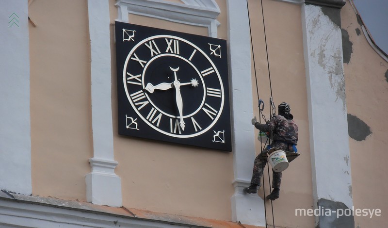 В 2013 году на городских часах в Пинске заменили циферблат