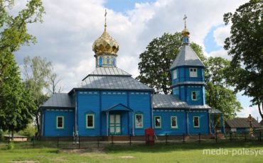 Церковь Воскресения Христова в деревне Ольманы после замены куполов