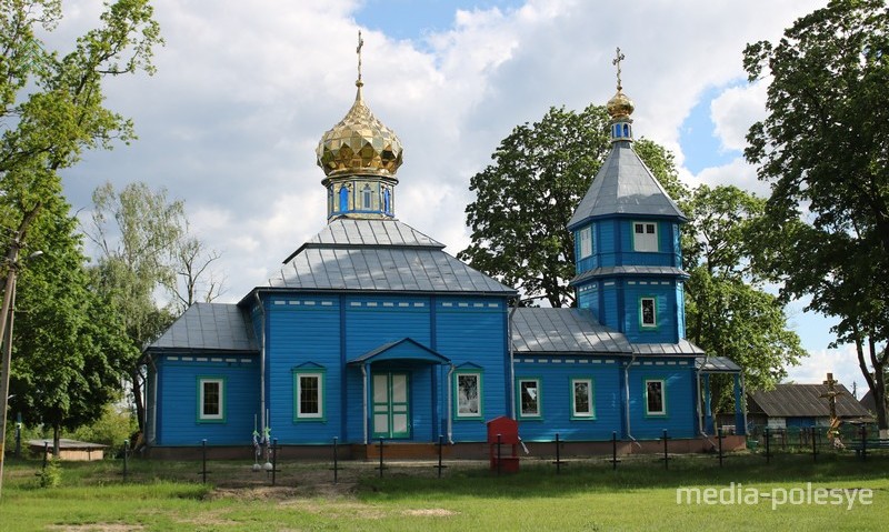 Церковь Воскресения Христова в деревне Ольманы после замены куполов