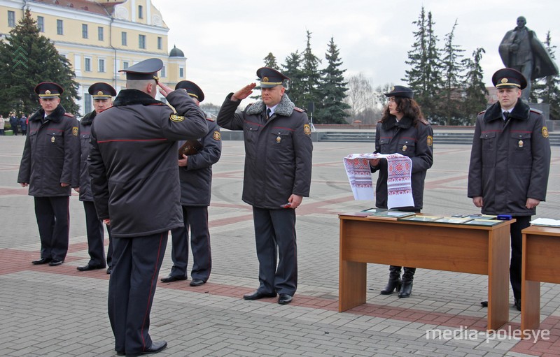В центре Начальник Пинского ГОВД Дмитрий Коровяковский