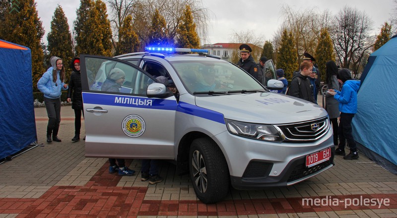 Патрульный автомобиль дети чуть не разобрали на запчасти