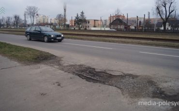 Жильцы устали засыпать выбоину щебёнкой