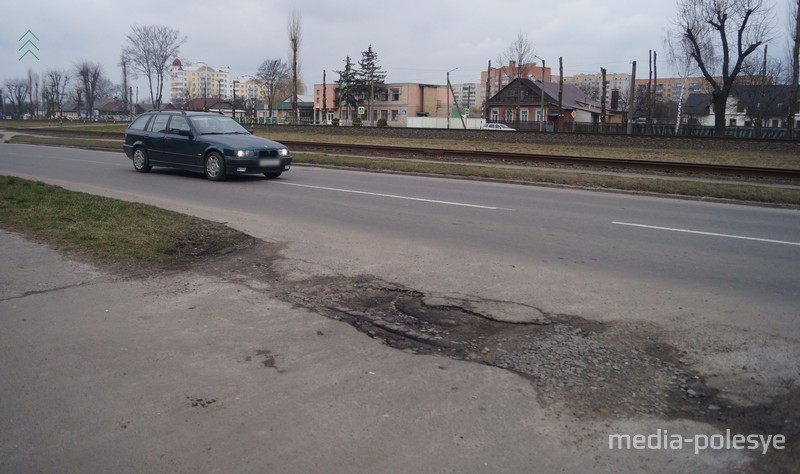 Жильцы устали засыпать выбоину щебёнкой