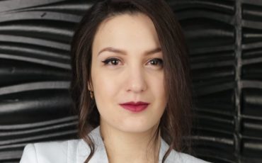 Галина Григорян - тренер по публичным выступлениям и бизнес‑презентациям, эксперт в области ораторского искусства. Работала с «Альфа‑Банком», Сбербанком, Министерством экономики, спикерским бюро Гила Петерсила и ImpactHub.