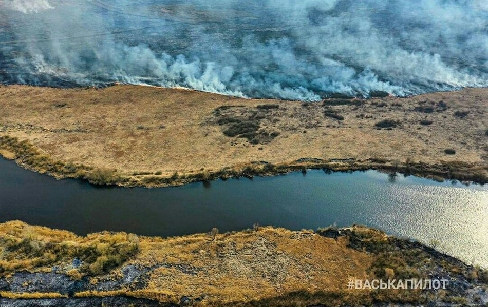 Дым от пожара застилает горизонт