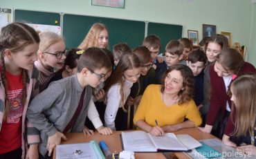 Нина Семёновна Ильючик с учениками