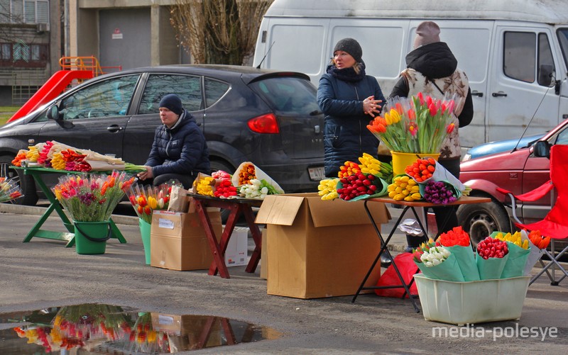 Цветочный «кирмашик» у магазина 44-й меридиан