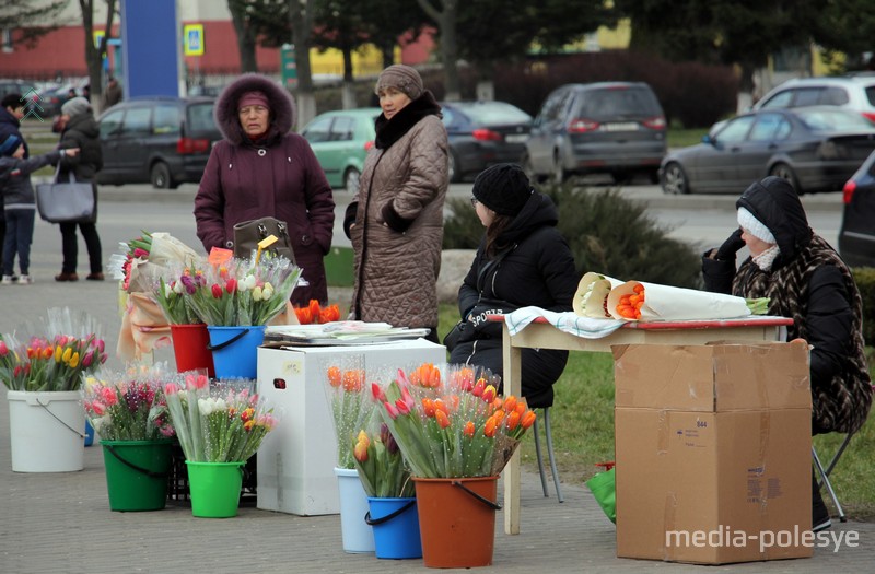 На площадке у магазина АЛМИ на улице Центральной