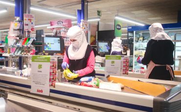 Продавцы в супермаркете Матаро, Каталония, работают в защитных костюмах. Фото Daniel Ferrer Paez, Shutterstock.com