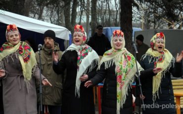 Народ в парке развлекали творческие коллективы. Фото из архива МП