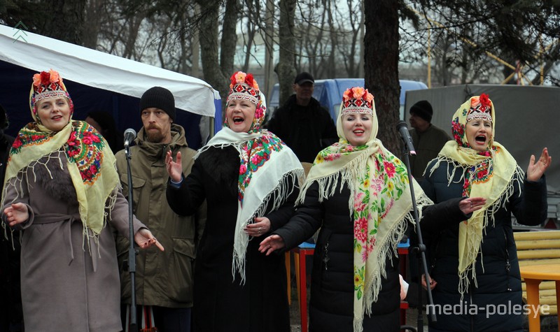 Народ в парке развлекали творческие коллективы