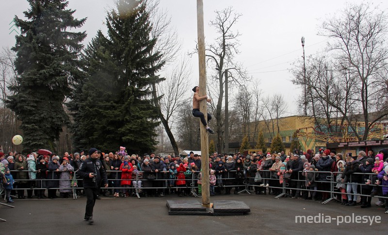 Многие парни смогли снять приз со столба