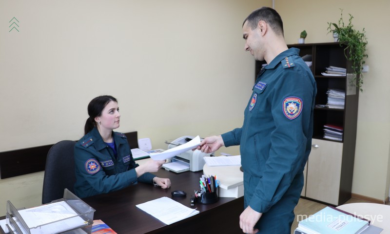 Алеся молодой специалист. В отделе её поддерживают и помогают