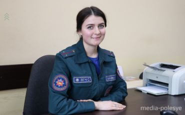 Алеся Зубкова на своем рабочем месте в Столинском РОСЧ