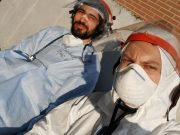 Игорь Мойсак (справа) с коллегой Мишелем на смене, госпиталь Св.Маттео в Павие