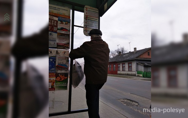 Мужчина пытается узнать, во сколько приедет автобус