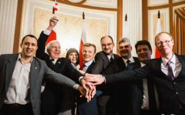 Участники праймериз со своими коллегами