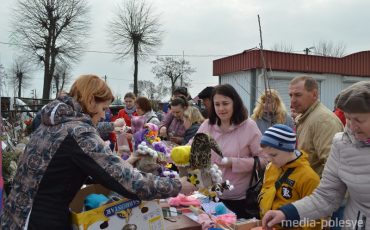 Идёт благотворительная ярмарка на городском рынке в Лунинце