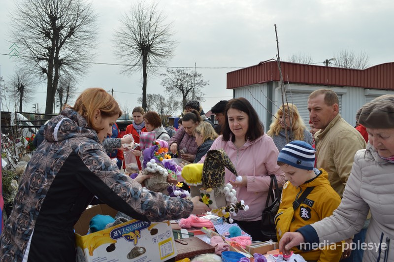 Идёт благотворительная ярмарка на городском рынке в Лунинце