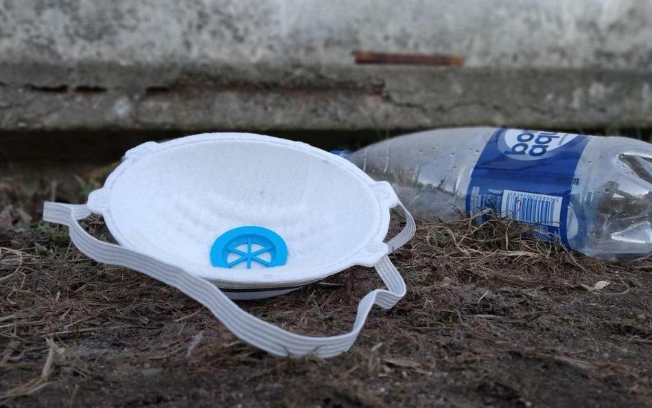 Строительные маски, в них надо менять фильтры. Фото «Зелёный портал»