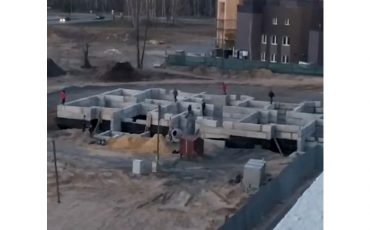 Так резвятся дети на стройке. Скриншот из видео