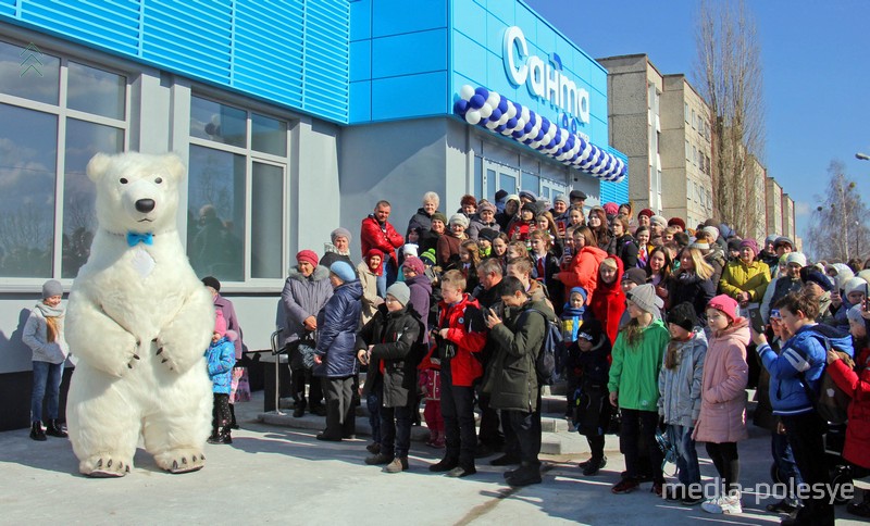 На открытии новой «Санты» в Пинске было много людей