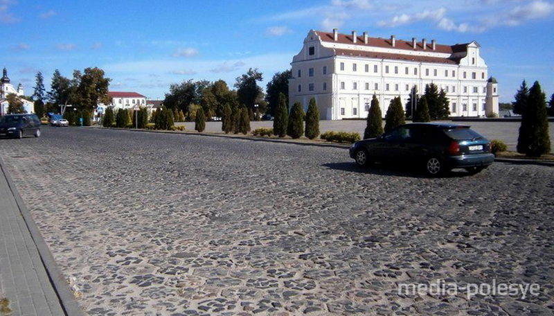 До Дожинок дорога на площади была выложена «трилинкой»