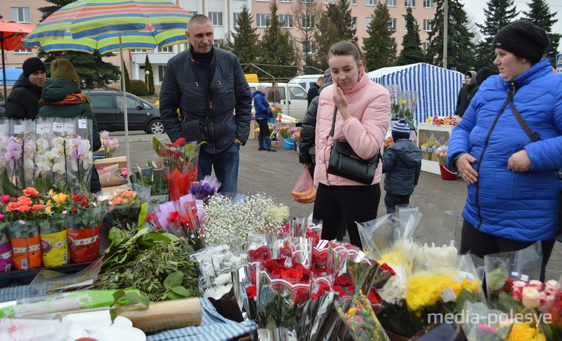 Покупатели выбирают букеты