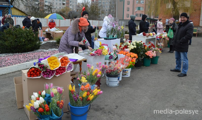 Продавцы и цветы ждут покупателей