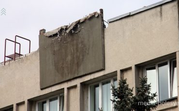 Без герба фасад горисполкома выглядит непривычно