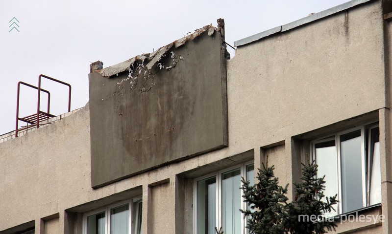 Без герба фасад горисполкома выглядит непривычно