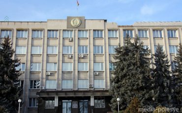 Здание местной администрации с гербом и флагом