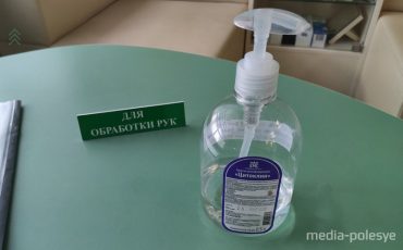 В общественных местах стоят дезинфицирующие средства