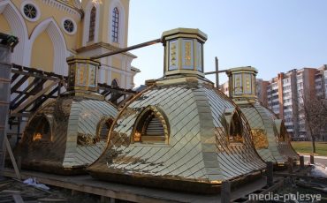 Новые купола готовы на 2/3, их основания оббиты металлом с золочёным напылением