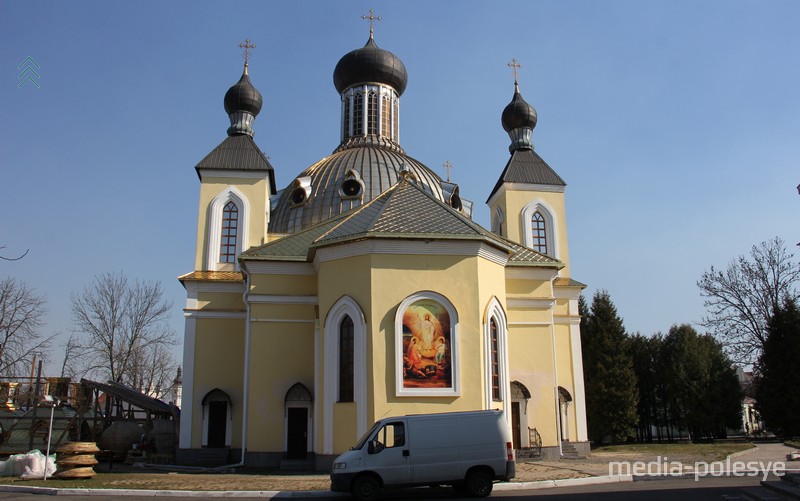 Этот храм в Пинске пристроен к бывшему детскому кинотеатру. Кровлю на храме также меняют на протяжении нескольких лет