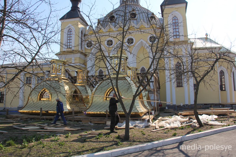 Рабочие сказали, что новые купола поднимут на храм после Пасхи