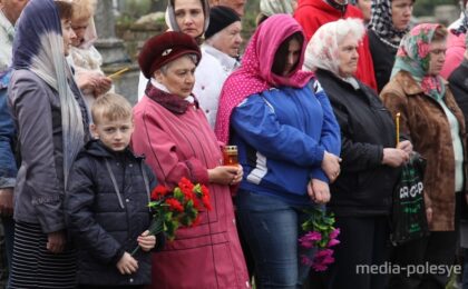 Старики, молодёжь и дети пришли помянуть своих родственников