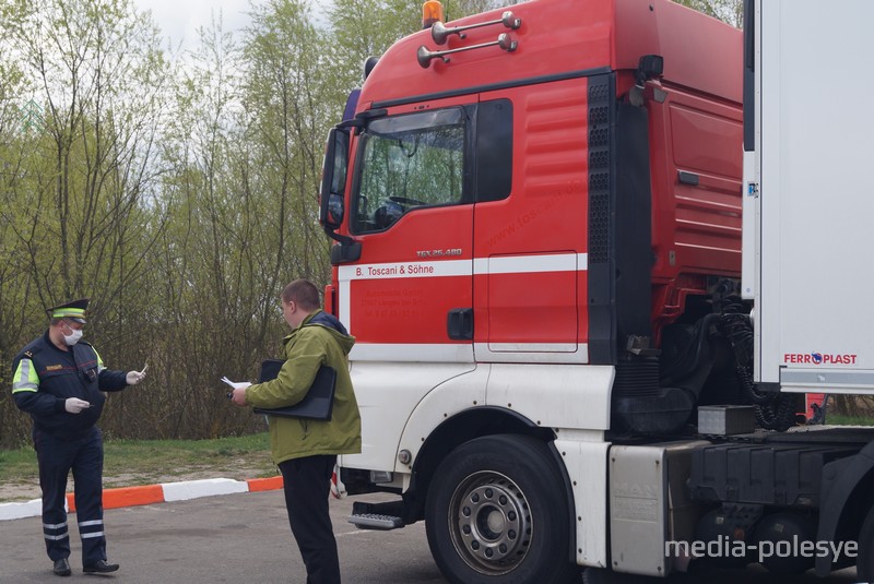 Сверка номеров. Снимок носит иллюстративный характер / Фото из архива Медиа-Полесья