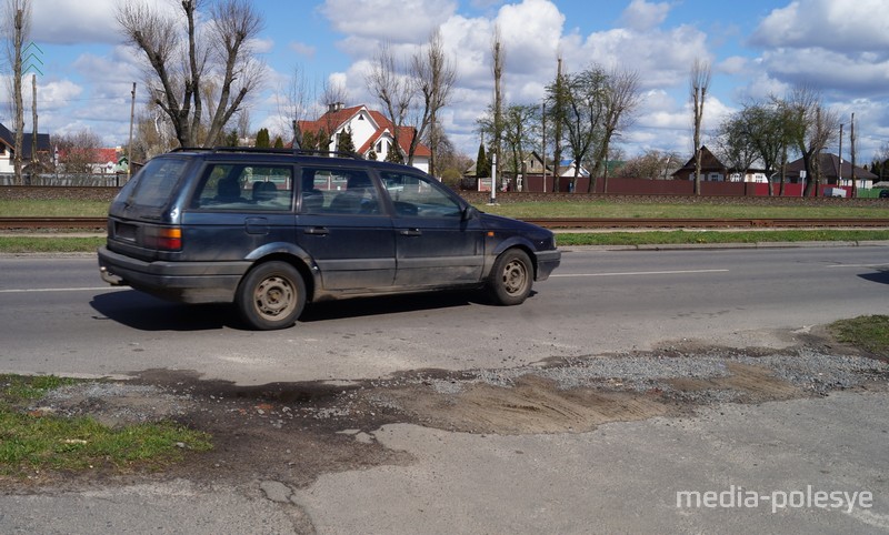 Нарушенное асфальтное покрытие на заезде во двор, восстановлено установкой «Тайфун», службами ЖКХ Пинска