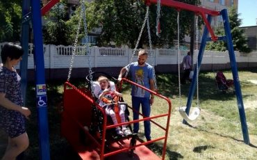 Качели для людей с ограниченными возможностями в Пинске уже есть