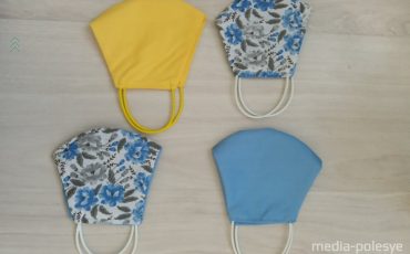 Разноцветные хлопковые маски делает Виктория для своей семьи