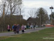 К капличке люди собираются со всей деревни