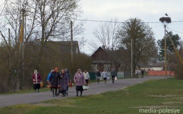 К капличке люди собираются со всей деревни